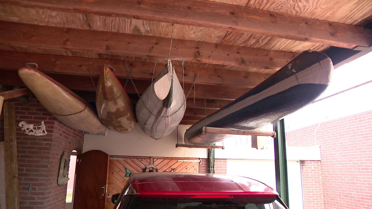 Óngerwaeg bewaart een zeilkano onder een carport in Nieuwstadt