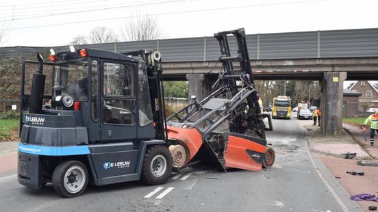 Vrachtwagen met heftruck ramt viaduct