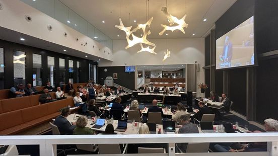 Onder strenge beveiliging stemt raad in met opvang jonge vluchtelingen