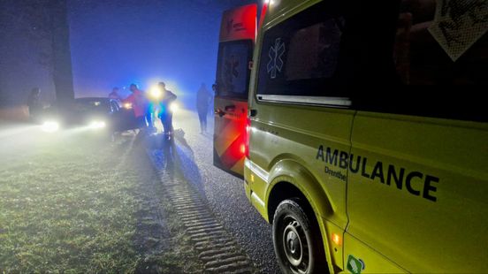 Auto zwaar beschadigd na botsing tegen lantaarnpaal en boom in Zwolle. Auto zwaar beschadigd na botsing tegen lantaarnpaal en boom in Zwolle.