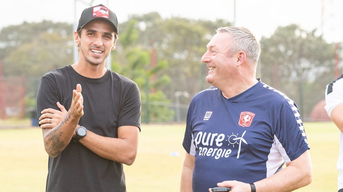 Bryan Ruiz (l) met FC Twente-trainer Ron Jans