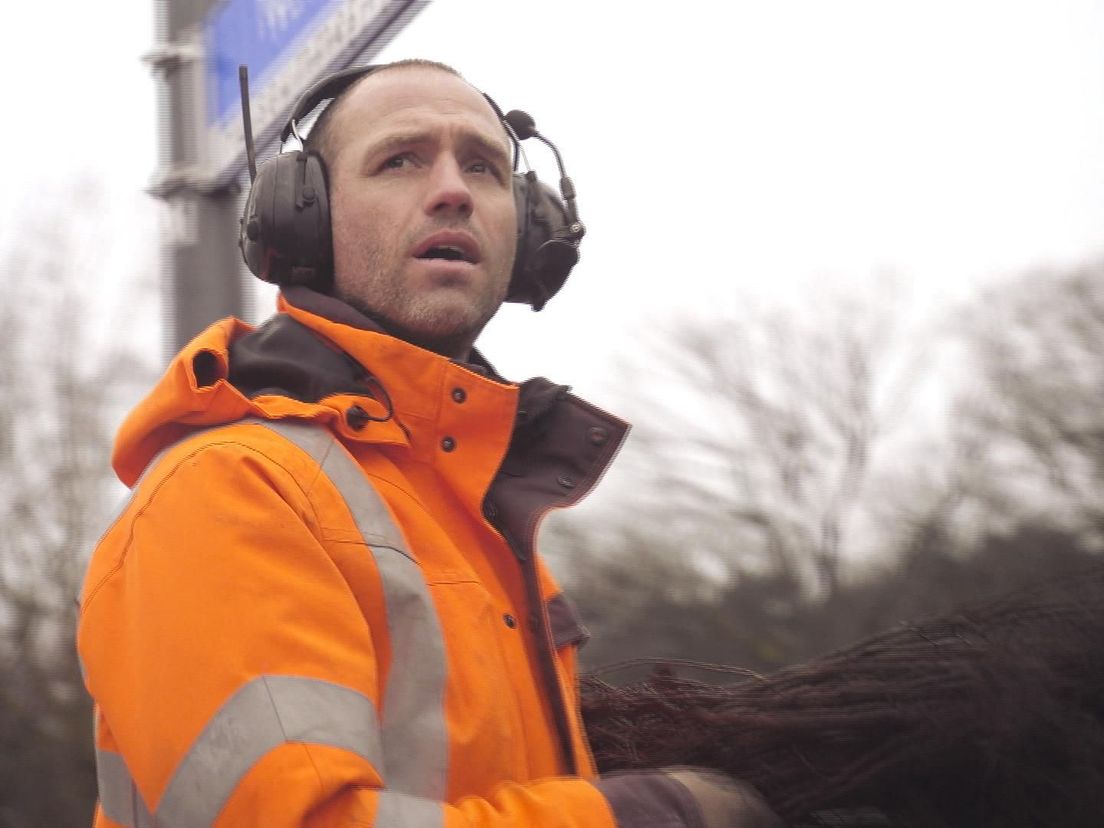 Patrick Paauwe aan het werk als hovenier