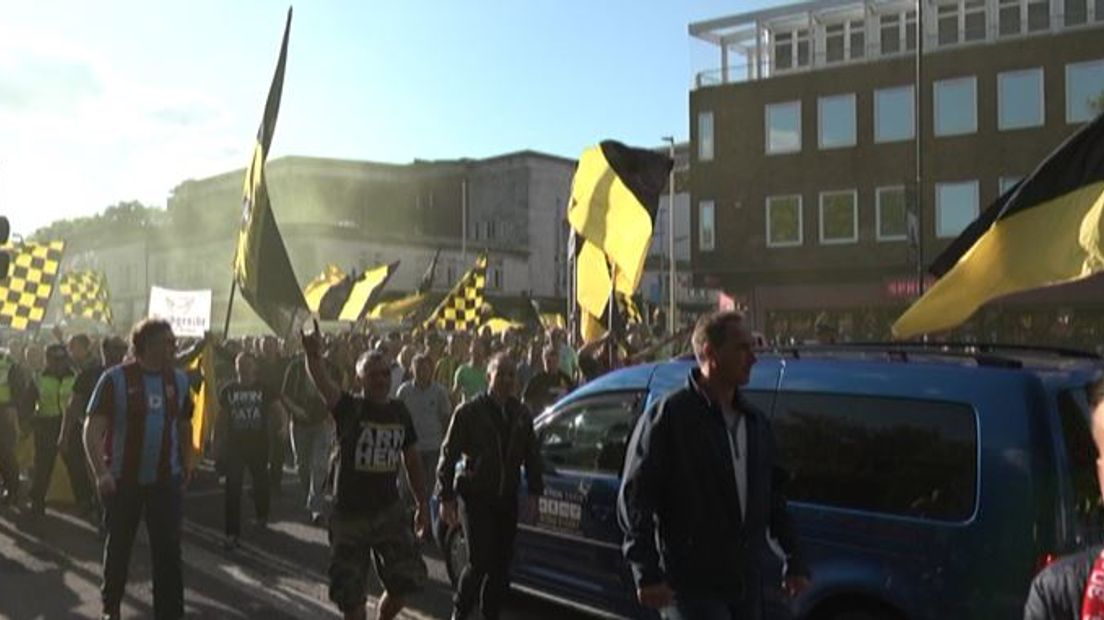 Honderden fans van Vitesse zijn in een geel-zwarte mars, onder begeleiding van de politie, naar het stadion in Southampton gegaan.