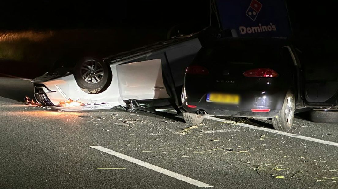 Auto op de kop na ongeval op A35 bij Enschede