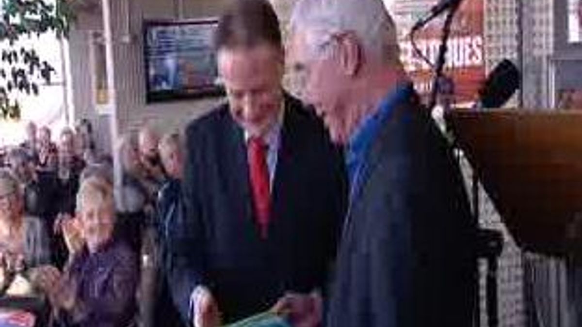 Boek over Anne de Vries, de schrijver van Bartje - RTV Drenthe