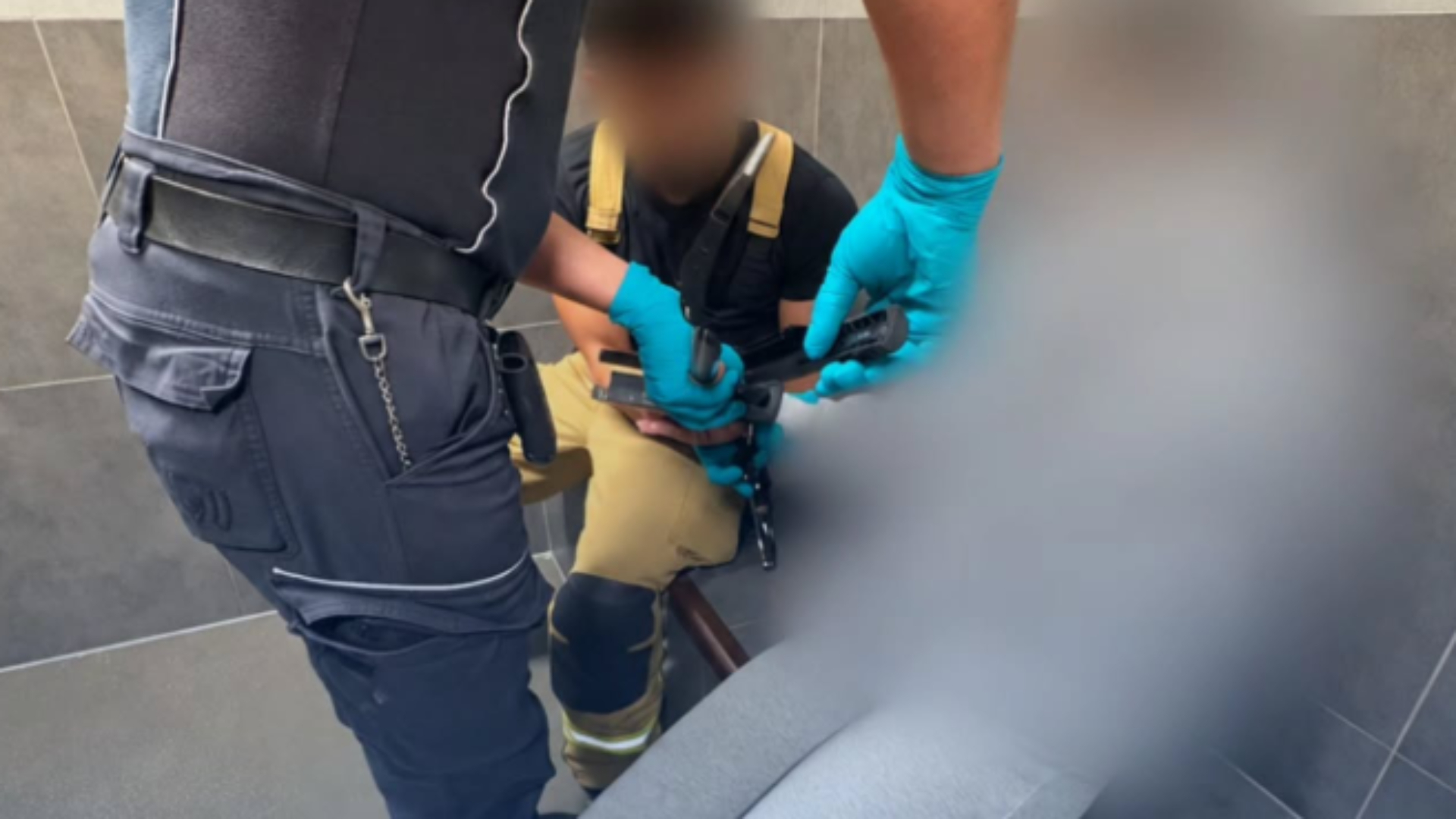 De brandweer werd gebeld om handboeien open te krijgen.