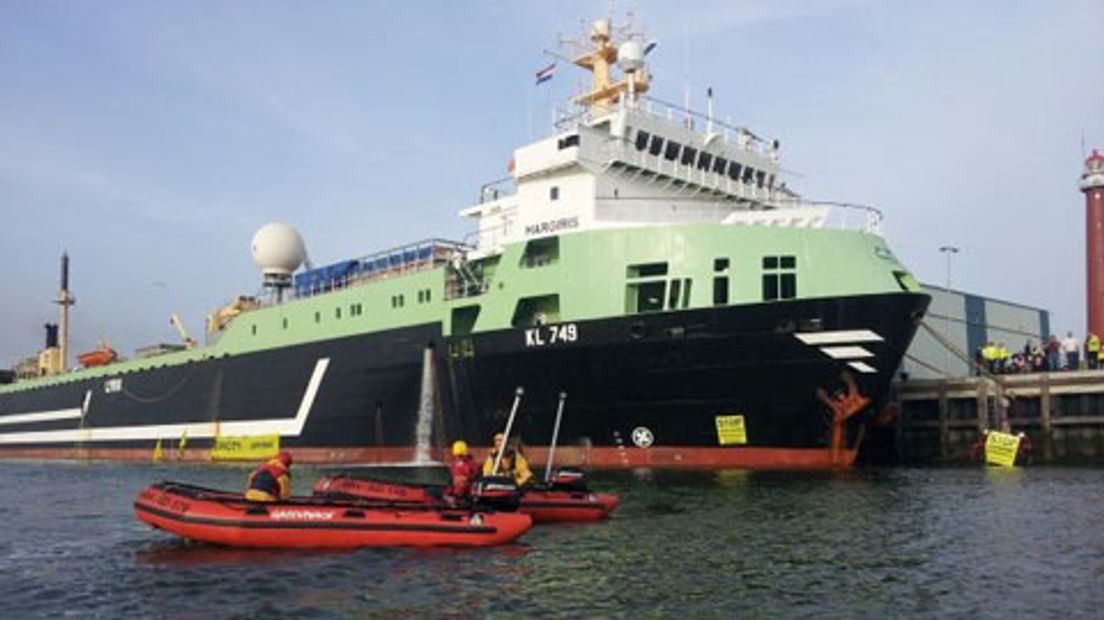 Foto Greenpeace - actievoerders Greenpeace bij Valkenburgs schip