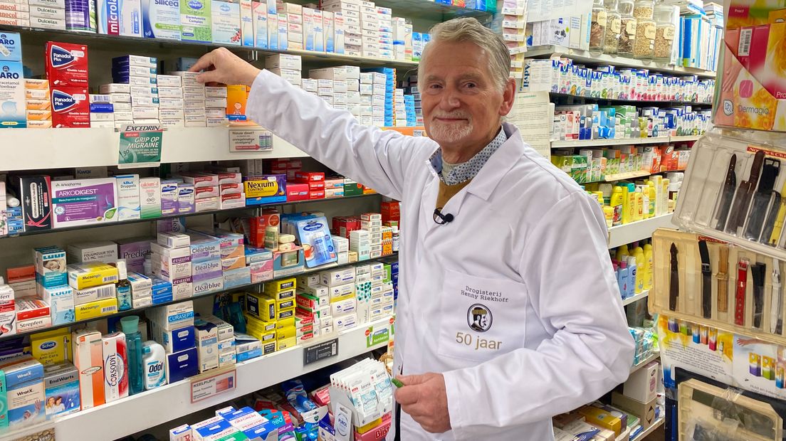 Henny (82) vindt geneesmiddelen het meest interessant in zijn winkel