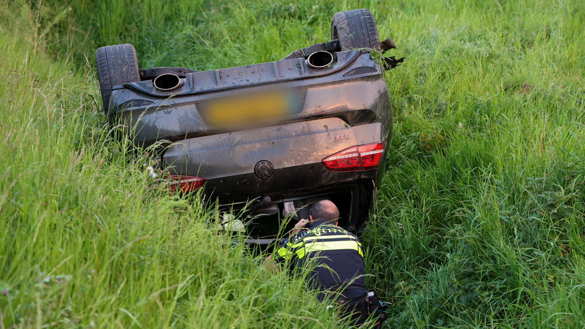 Van de bestuurder was in eerste instantie geen spoor te bekennen.