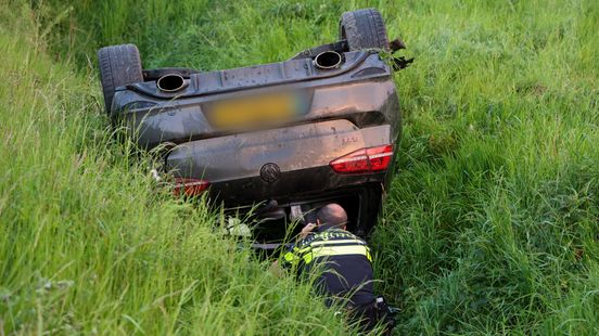 Auto in de sloot, bestuurder op eigen houtje weg