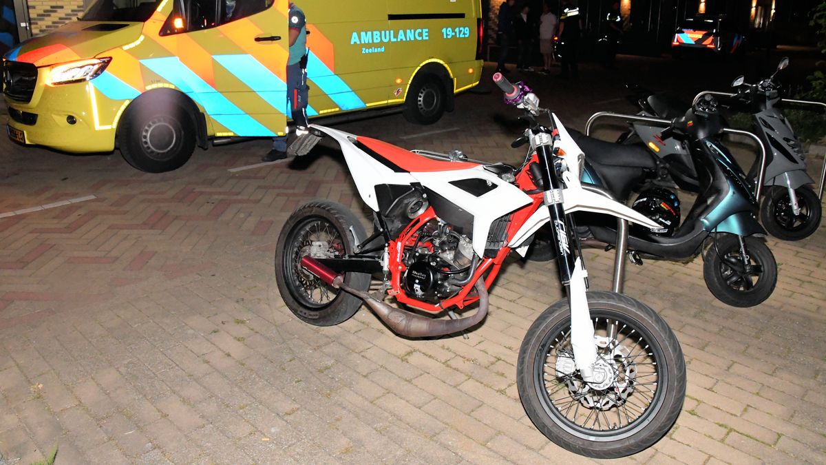 Jonge brommerrijder botst tegen lantaarnpaal in Goes