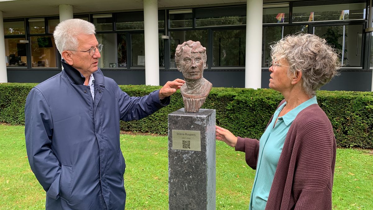 Eerste vrouwelijke wethouder krijgt borstbeeld - L1 Nieuws