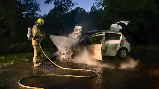 Auto vliegt in brand in Rotterdam-Overschie