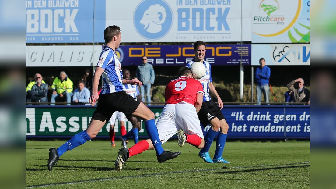 Heine Uuldriks fan Harkemase Boys makket de 1-0