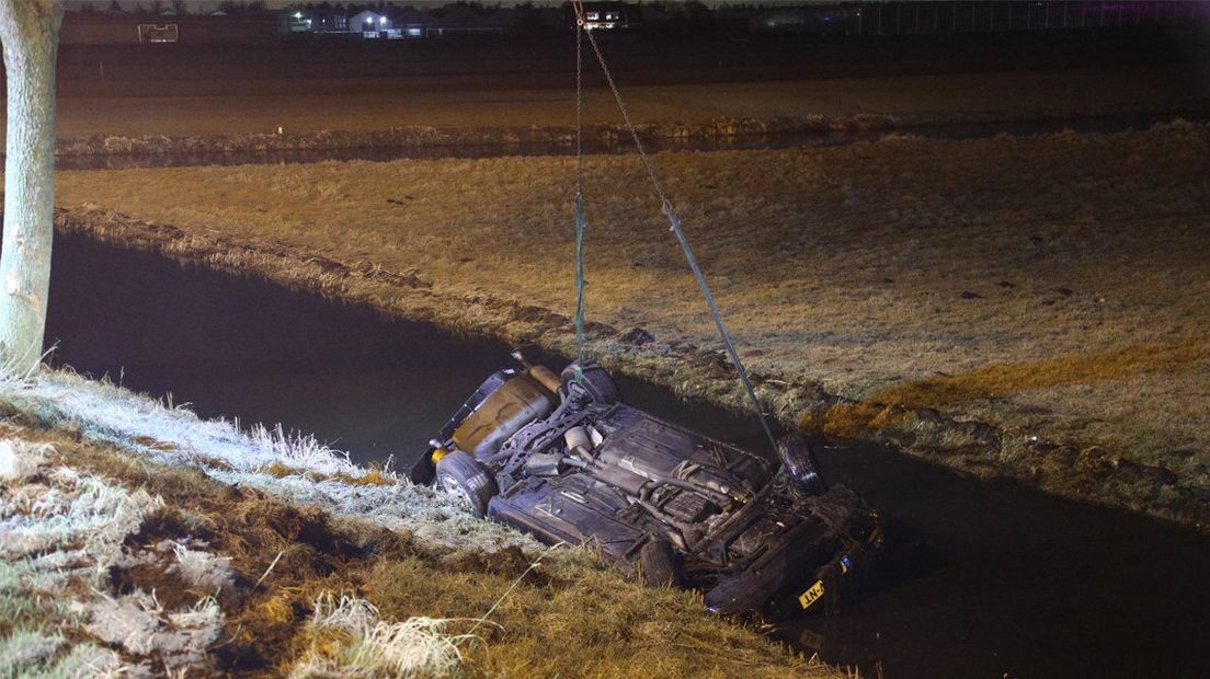 Een bergingsbedrijf haalt de auto uit de sloot