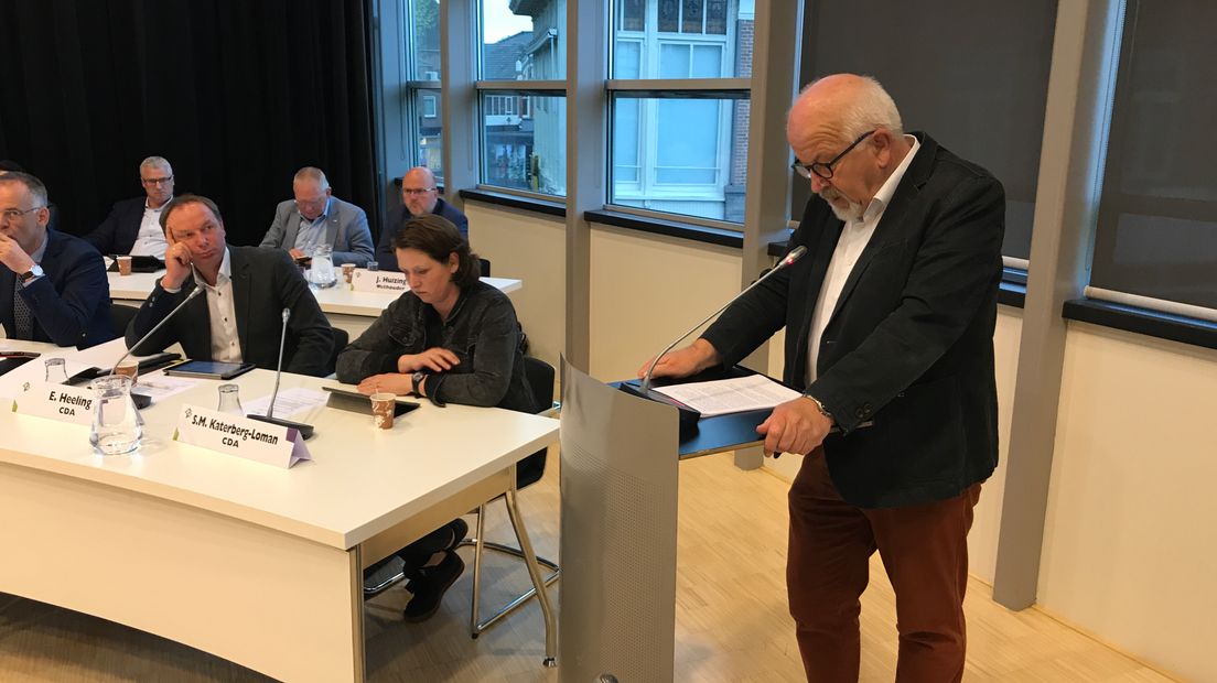 Henk Bouwers geeft uitleg aan de gemeenteraad over zijn vertrek bij Gemeentebelangen.
(Rechten: Steven Stegen / RTV Drenthe)