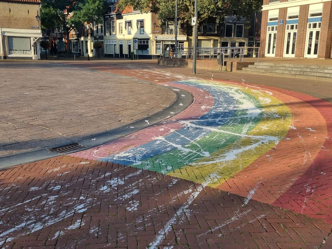 Het regenboogzebrapad in Schiedam beklad met witte | Foto: