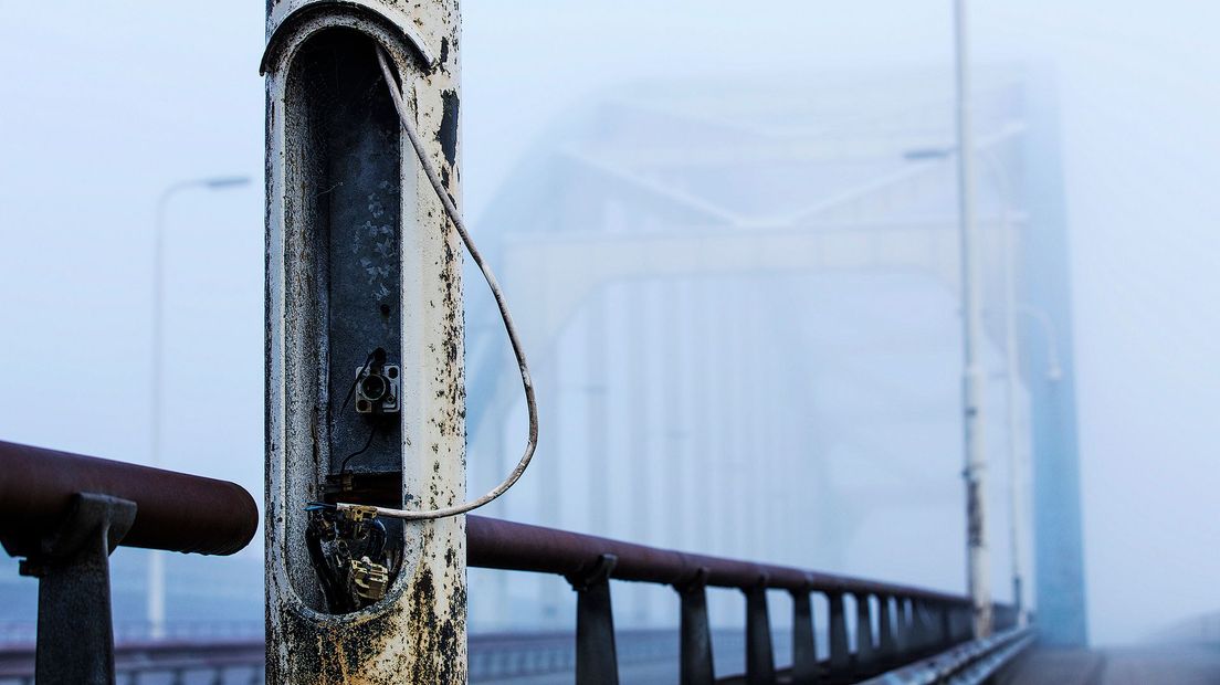 Een bijna onzichtbare Lekbrug in de mist. Voordat die daadwerkelijk verdwijnt, wil Marks alle details van de brug op de foto zetten. "Als-ie weg is, is-ie weg."