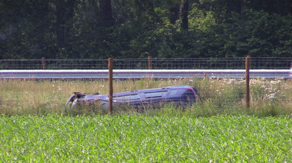 Auto over de kop op N18