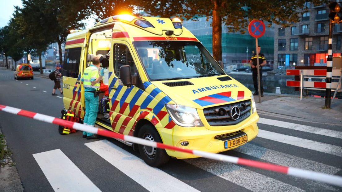 Het slachtoffer werd in een ambulance naar een ziekenhuis gebracht I