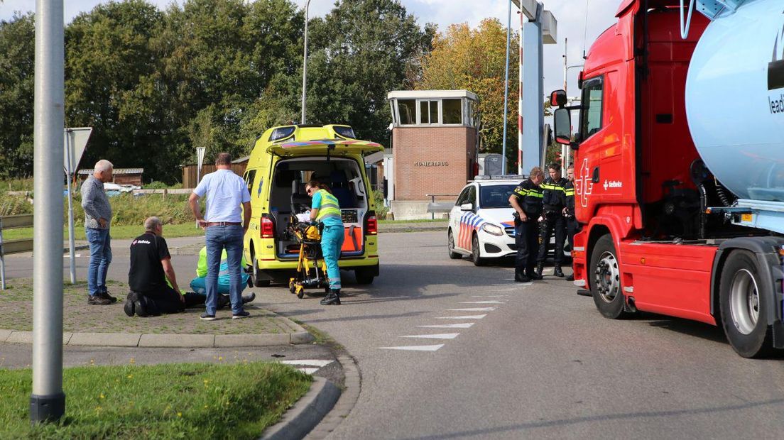 De fietser is naar het ziekenhuis gebracht (Rechten: Van Oost Media)