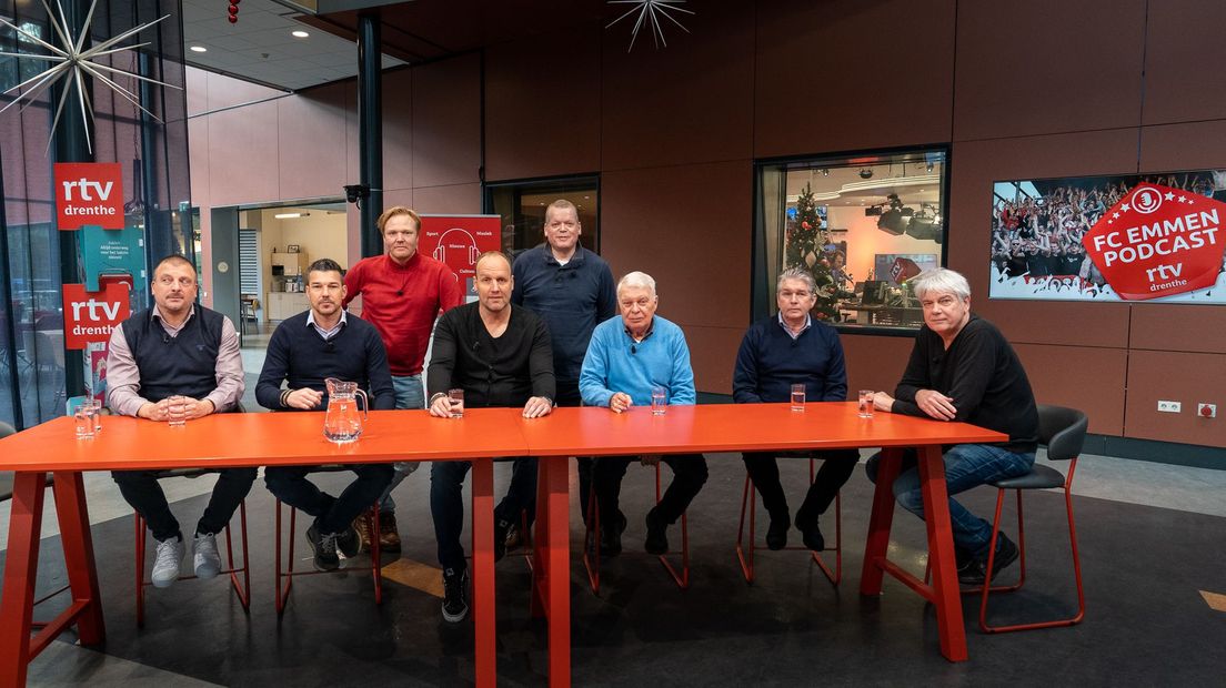 Paul Weerman, Antoine van der Linden, Dick Lukkien, Dick Heuvelman en Jan Korte samen met het RTV Drenthe-panel (Rechten: Fred van Os / RTV Drenthe)