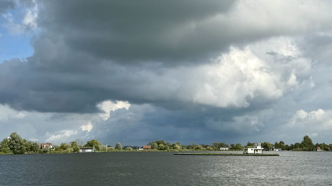 Grijze wolkenluchten en zon