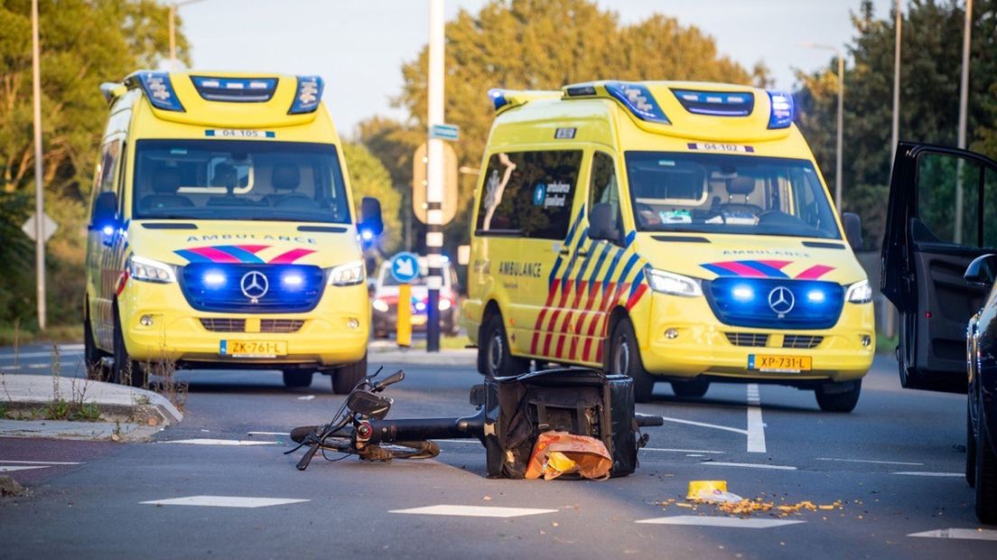 Maaltijdbezorger zwaargewond na aanrijding