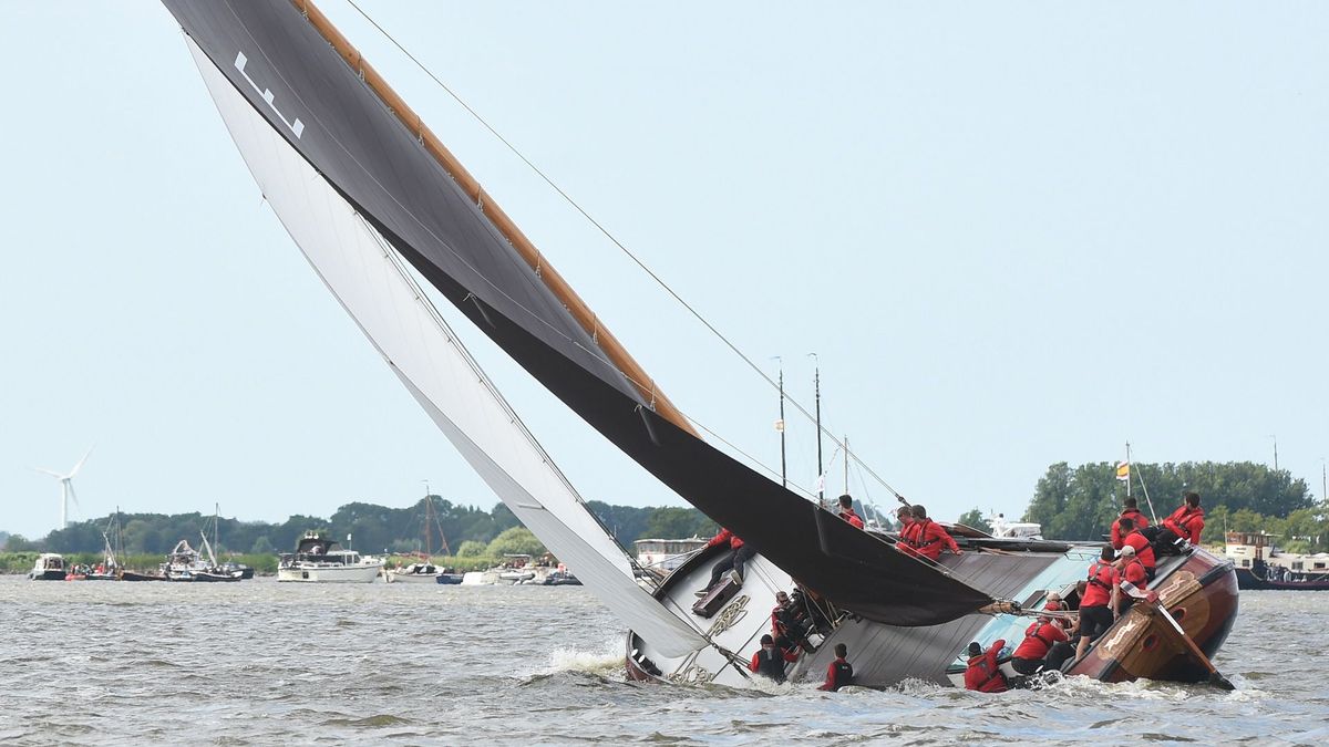 Skûtsje Earnewâld komt als eerste over de eindstreep, maar wint niet bij Elahuizen