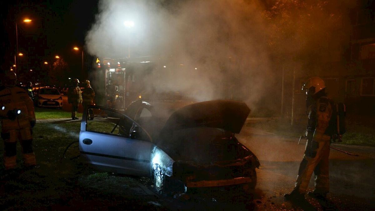 Auto door brand verwoest in de wijk Keizerslanden in Deventer