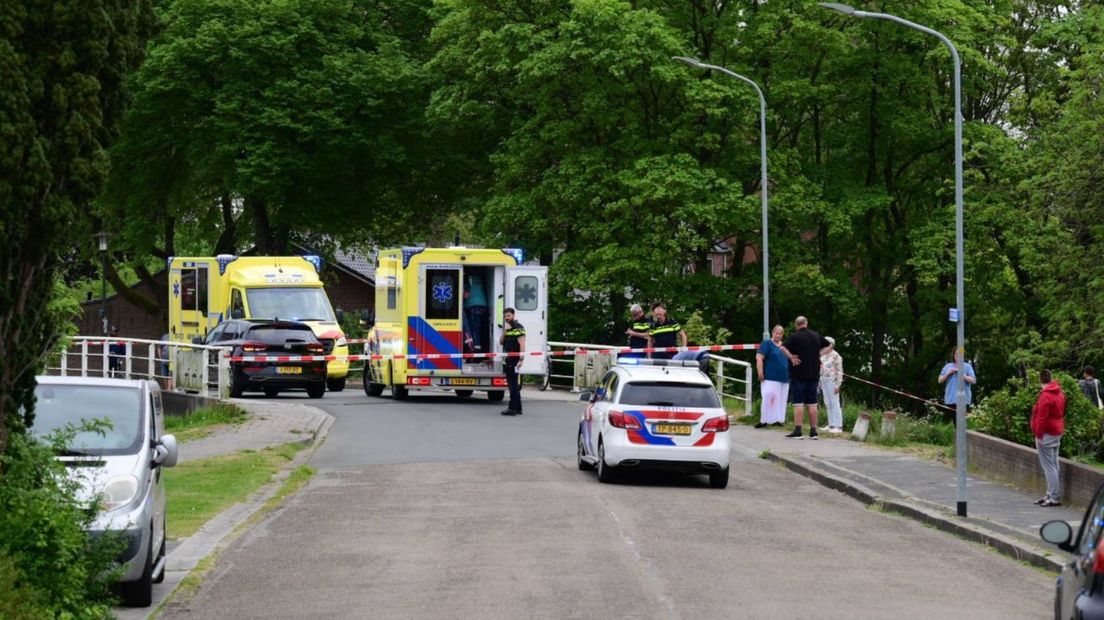 Twee ambulances staan aan de Nieuwstad op de brug in Farmsum