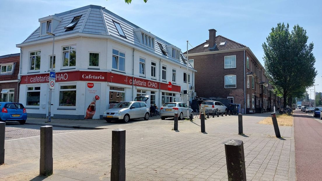 De overvallen vonden plaats bij de cafetaria op de hoek van de Oudenoord en de Oude Pijlsweerstraat