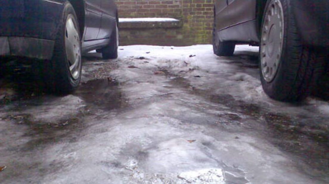 Vrouw klem tussen twee auto's