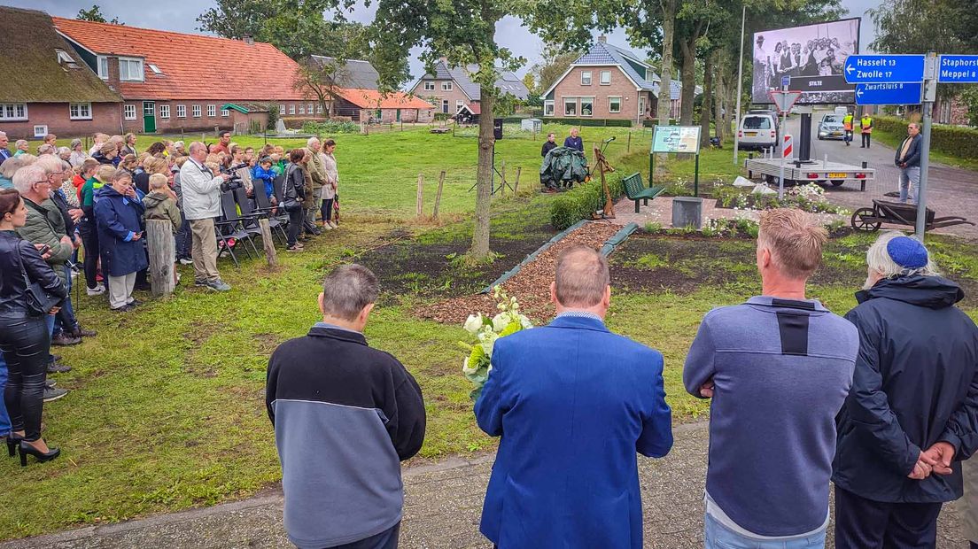 In Rouveen werd dinsdagmorgen een bijzonder gedenkteken onthuld