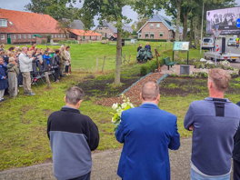 Struikeldrempel onthuld in Rouveen: "Herdenk, denk na over wat er is gebeurd"