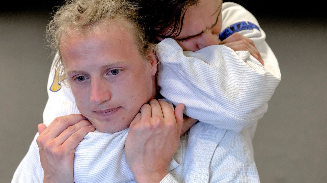 Twee judoka's geven een demonstratie van de nekklem