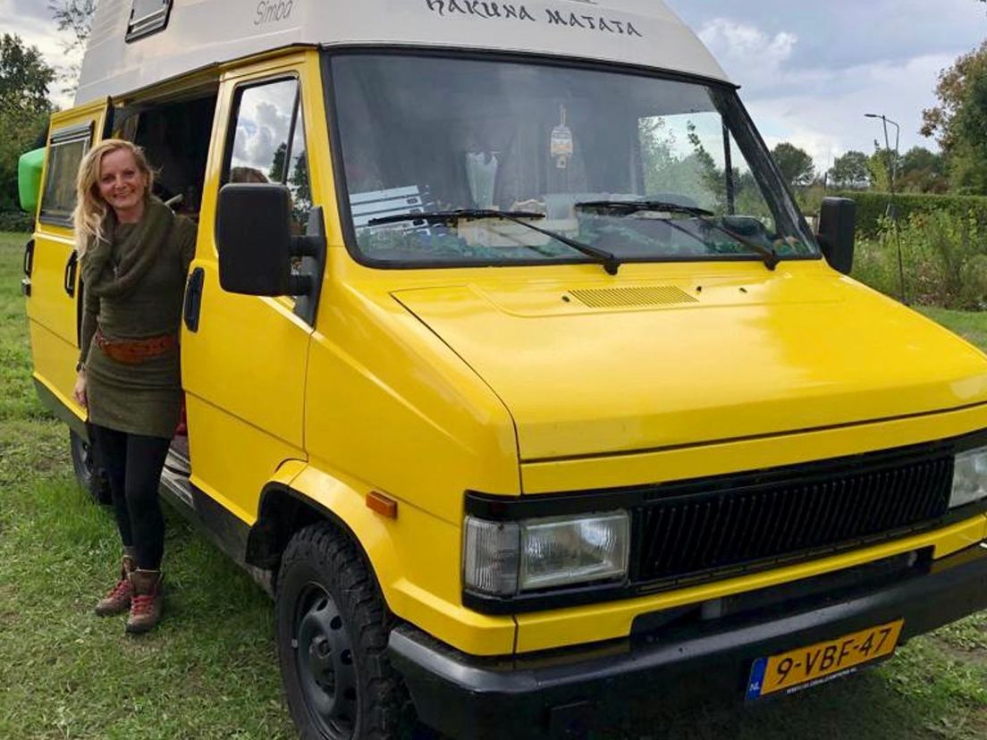 Teunise op de dag van vertrek bij haar camperbus