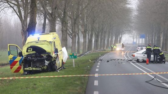 Man overleden bij ongeluk met ambulance. Man overleden bij ongeluk met ambulance.