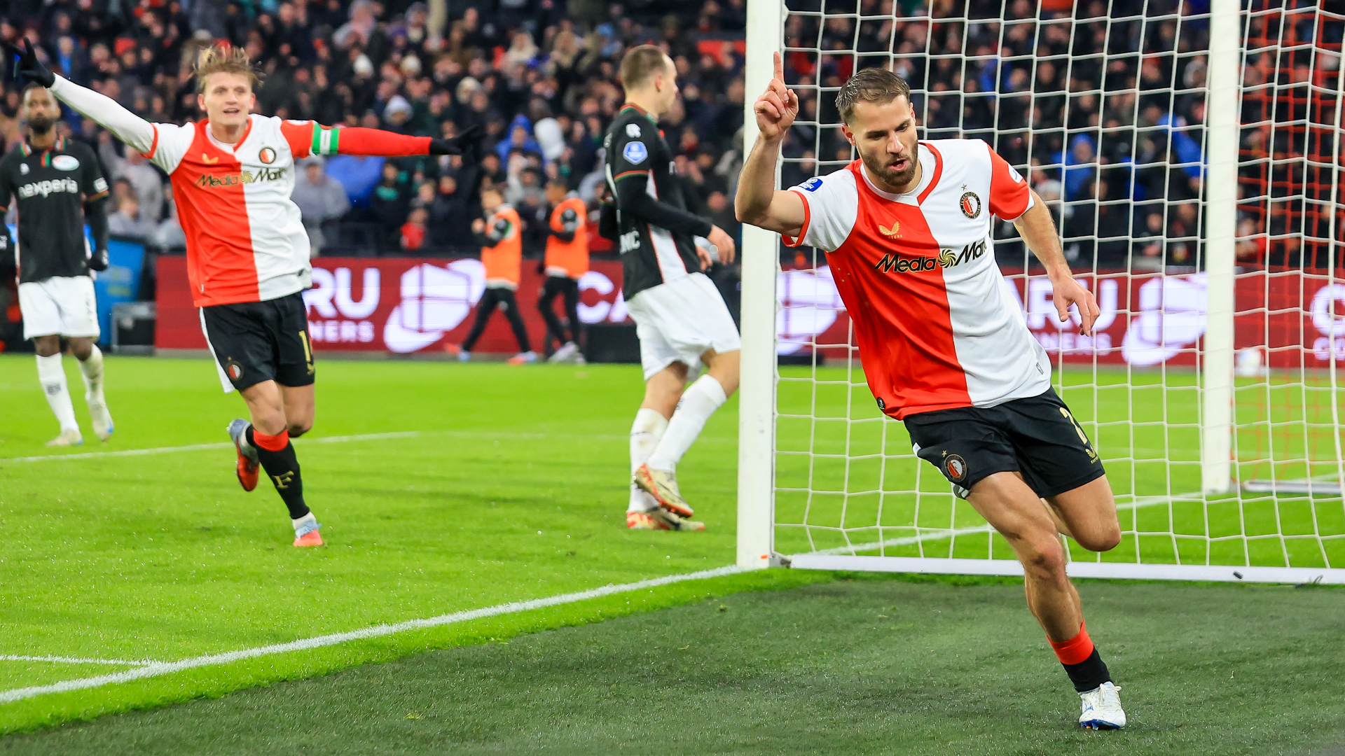 Bart Nieuwkoop viert zijn doelpunt tegen NEC