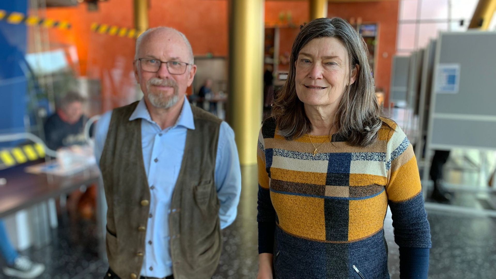 Voorzitter Freek Wijning van het stembureau in De Harmonie en Pauline Everts van de Werkgroep Toegankelijkheid