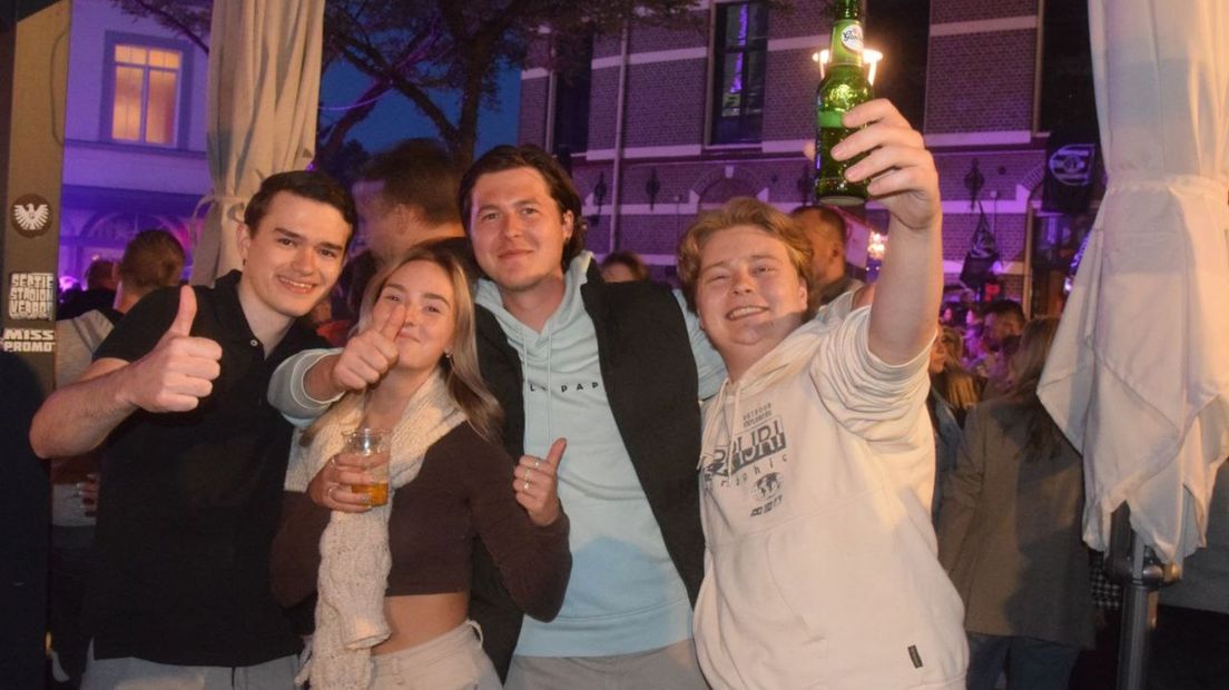 Feest in de binnenstad van Almelo nadat Heracles de titel behaalt.