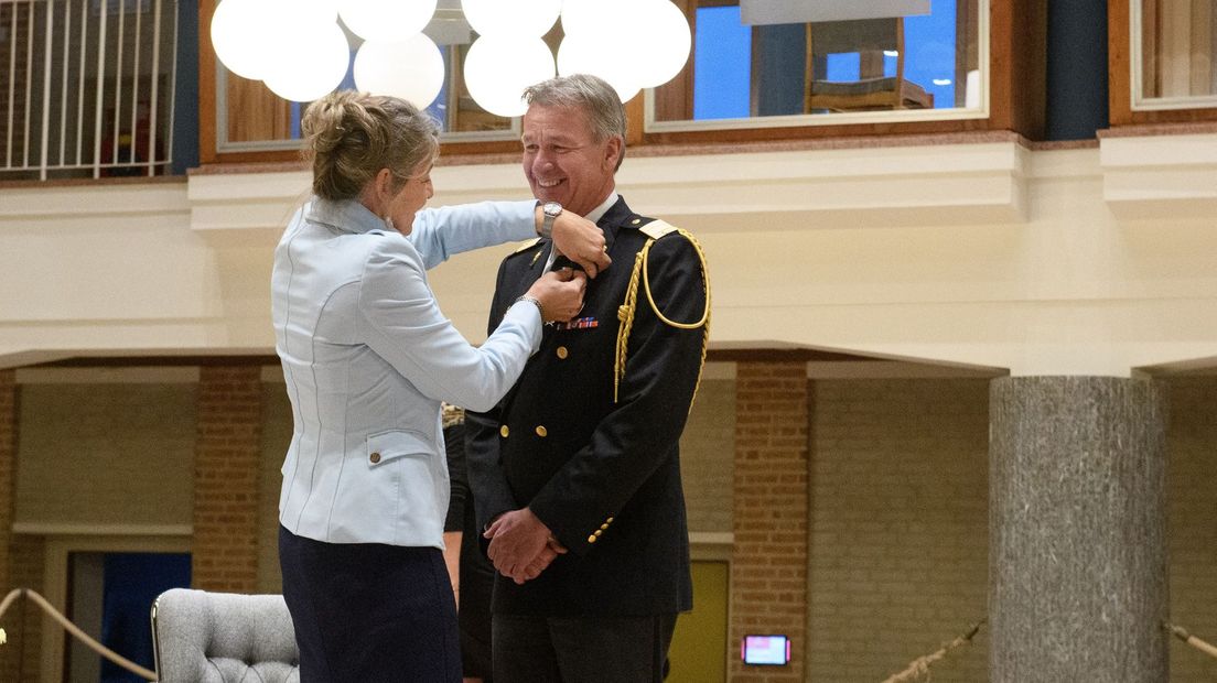 Stephan Wevers kreeg vanwege de coronacrisis de Koninklijke onderscheiding opgespeld door zijn vrouw.