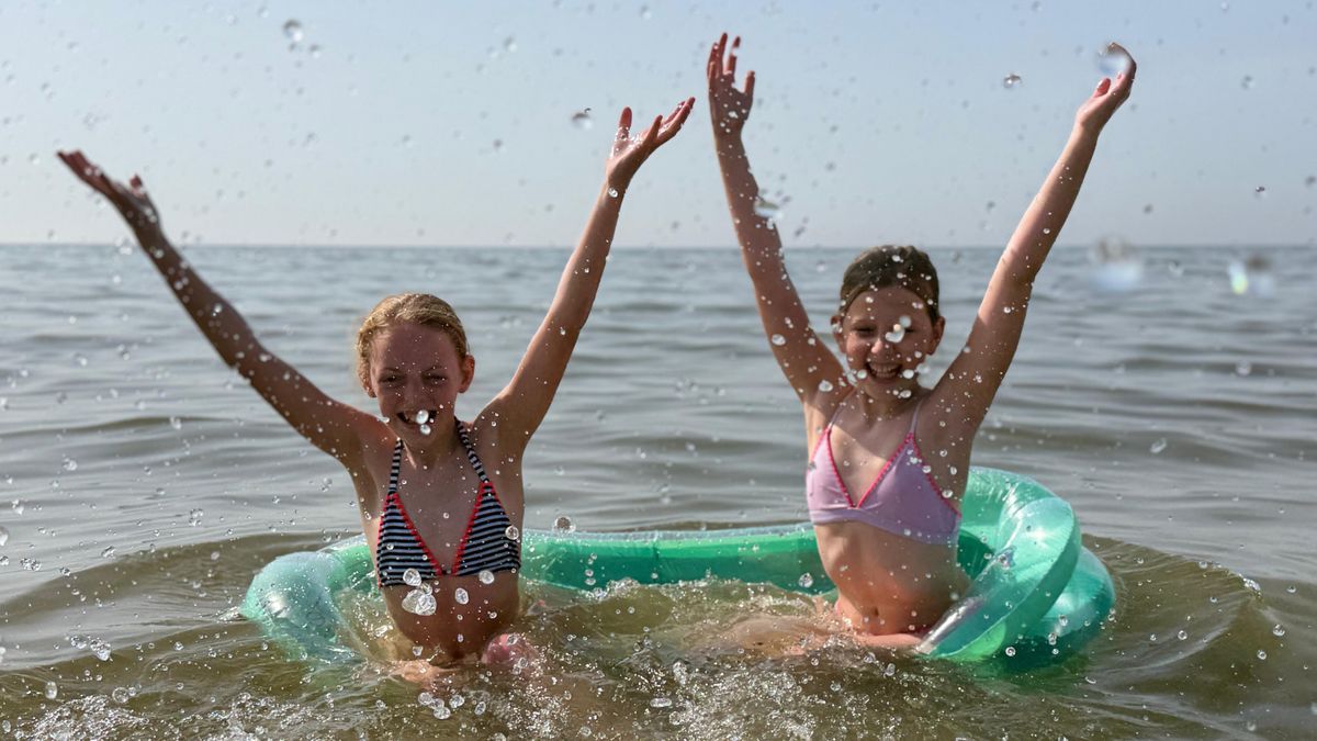 Zomers weer | Veel strandgangers in Scheveningen - Beachballen in de zon