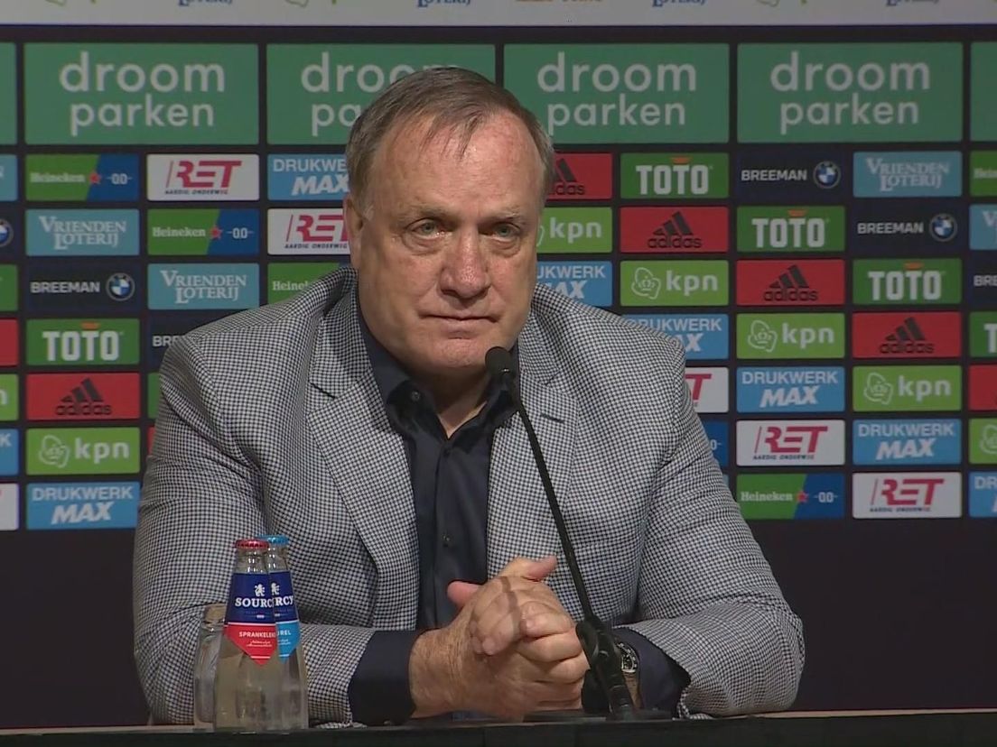 Dick Advocaat voor aanvang van Feyenoord-Sparta op de persconferentie