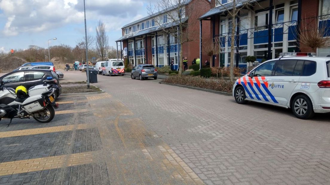 De politie is op zoek naar een 22-jarige man na een steekincident in een woning aan de Dominee Lamensweg in Elspeet.