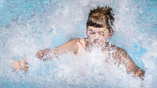 Zwembad moet deels dicht, te veel chloor in water Nieuws