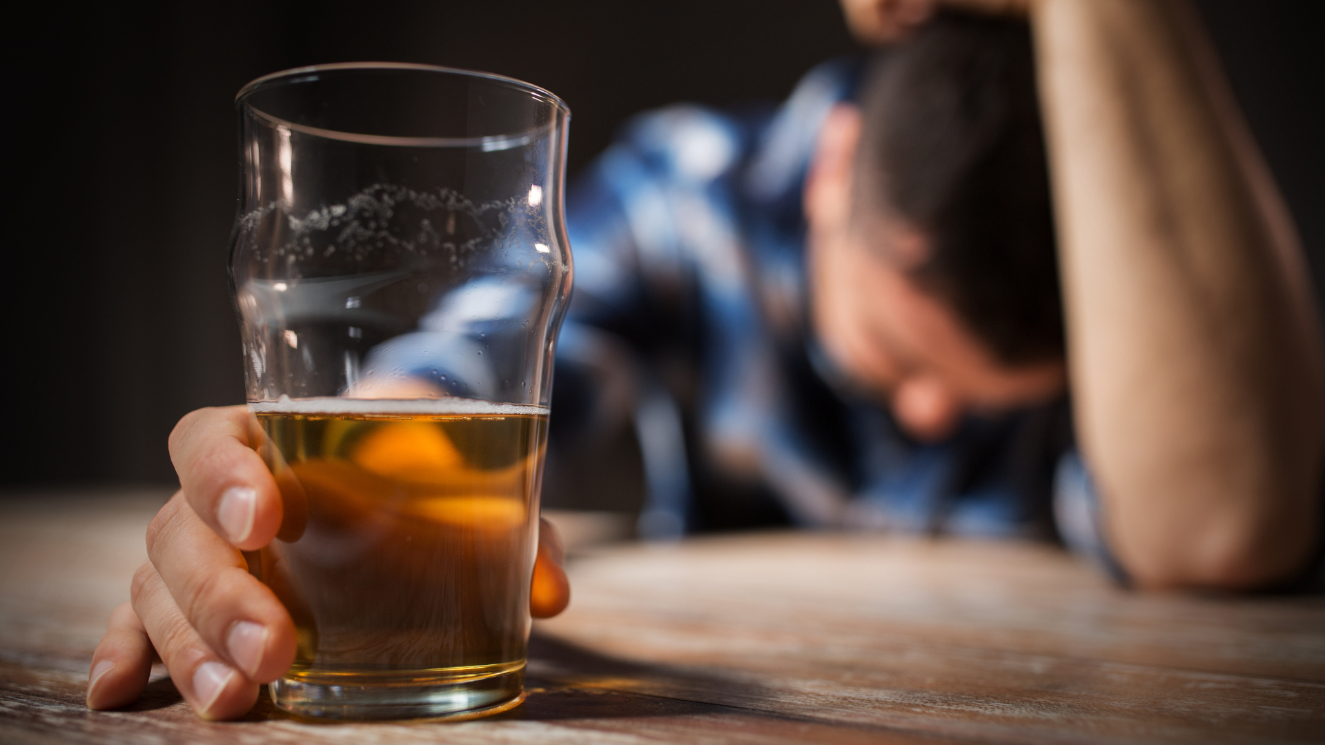 Peter scheldt vaak als hij bier drinkt en dat lucht op.