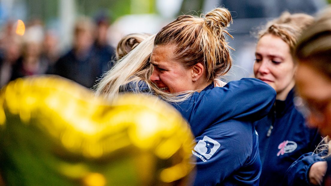 Verdriet bij HRC (Haagsche Rugby Club) tijdens de stille tocht voor de om het leven gebrachte Renée