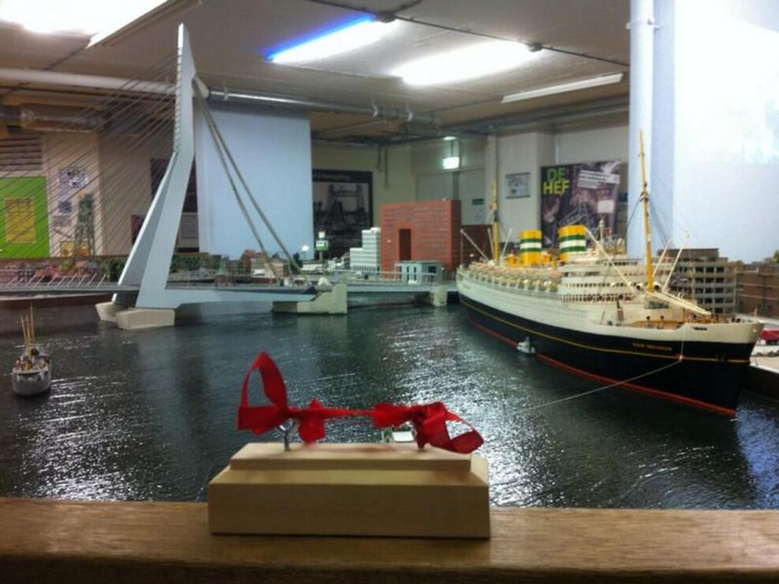Stoomschip Nieuw Amsterdam met champagnefles in Miniworld
