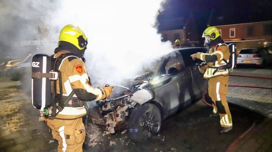 Auto belandt in sloot • brand in voertuig